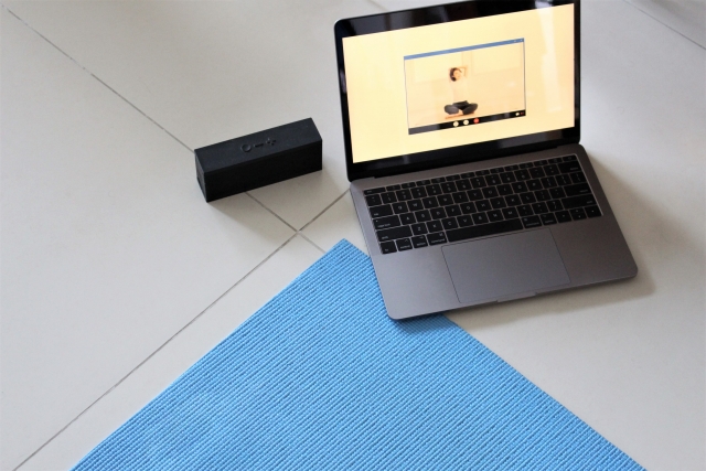 オンライン　ヨガ レッスン　始めます