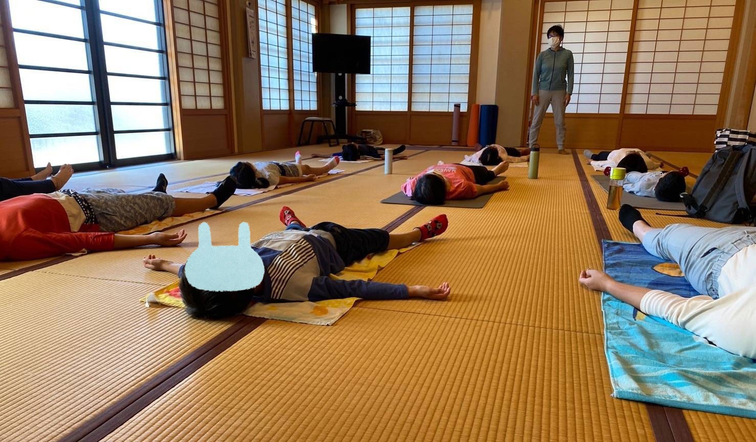 お寺でヨガをしました